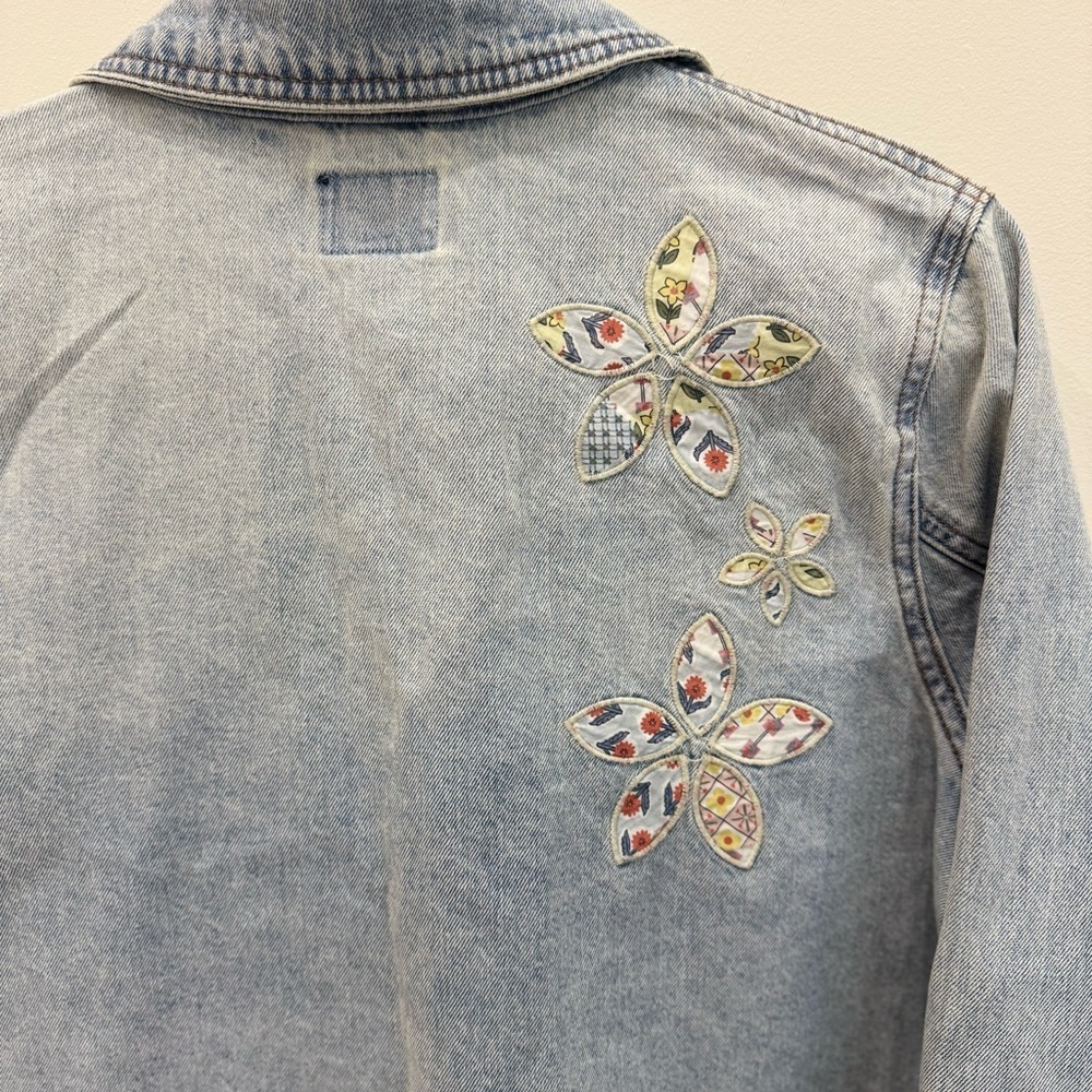NWT Curve Appeal Light Wash Denim Jacket w/ Floral Appliqué – Size M - Picture 8 of 8